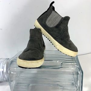 Boys size 7 gray suede pulling high tops toddlers